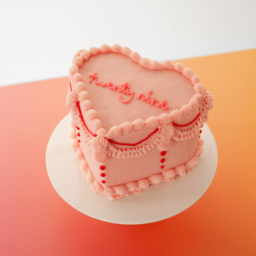 SusiePink Vintage Heart Cake view 3